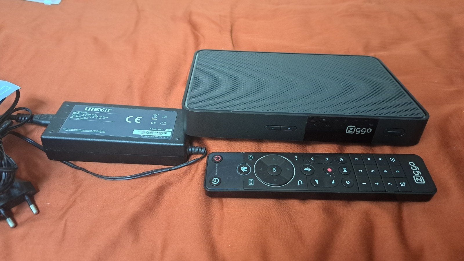 Ziggo Mediabox Next (4K) met afstandsbediening en adapter, Ophalen of Verzenden, Zo goed als nieuw, Decoder