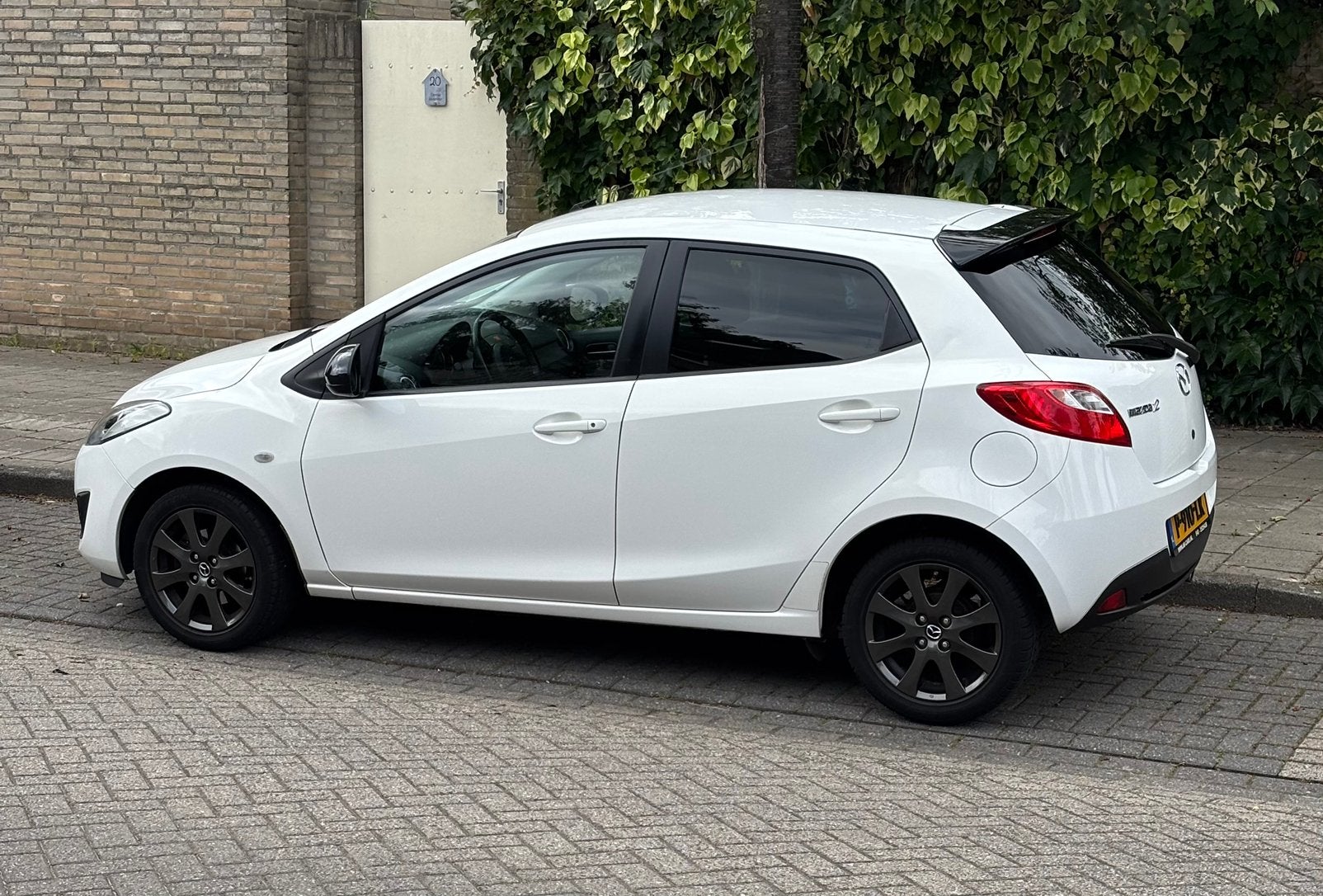 Mazda 2 Color Edition 1.3 BJ dec 2014 Wit 5DRS, Auto's, Mazda, Voorwielaandrijving, Euro 5, Stof, 74 pk