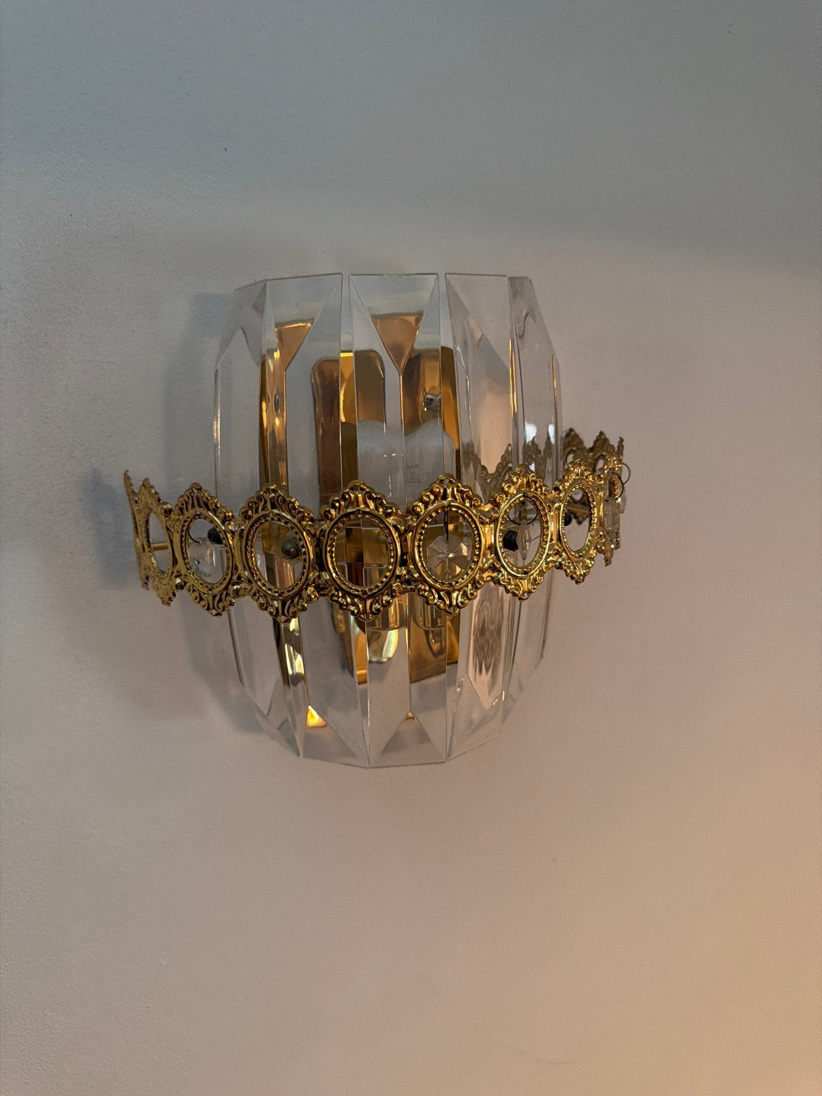Decoratieve wandlamp met kristallen en gouden accenten, Huis en Inrichting, Lampen | Wandlampen, Ophalen, Gebruikt, Overige fittingen