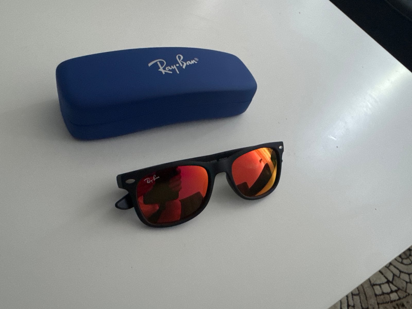 Ray-Ban zonnebril met rood gespiegelde glazen, Sieraden, Tassen en Uiterlijk, Zonnebrillen en Brillen | Heren, Zonnebril, Zwart