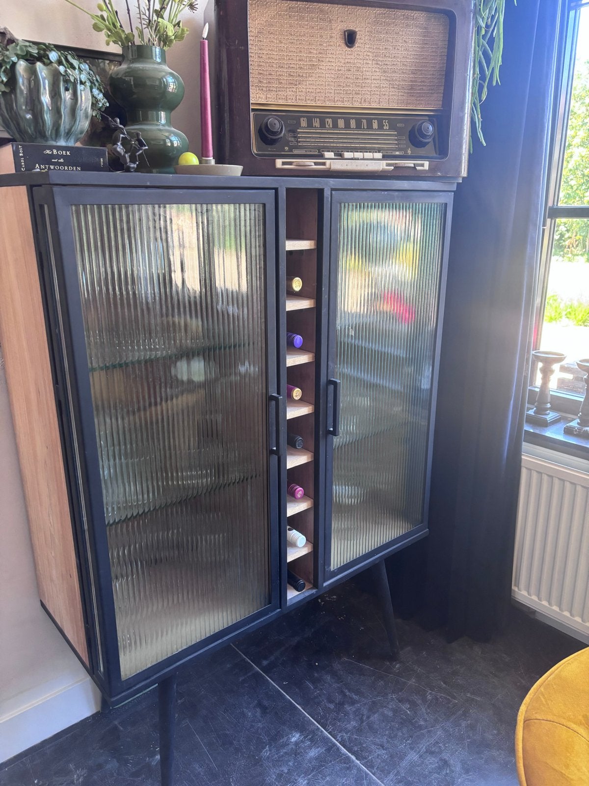 Wijnkast / Vitrinekast met geribbeld glas en metaal, 5 tot 15 flessen, Ophalen of Verzenden, Zo goed als nieuw, 75 – 100