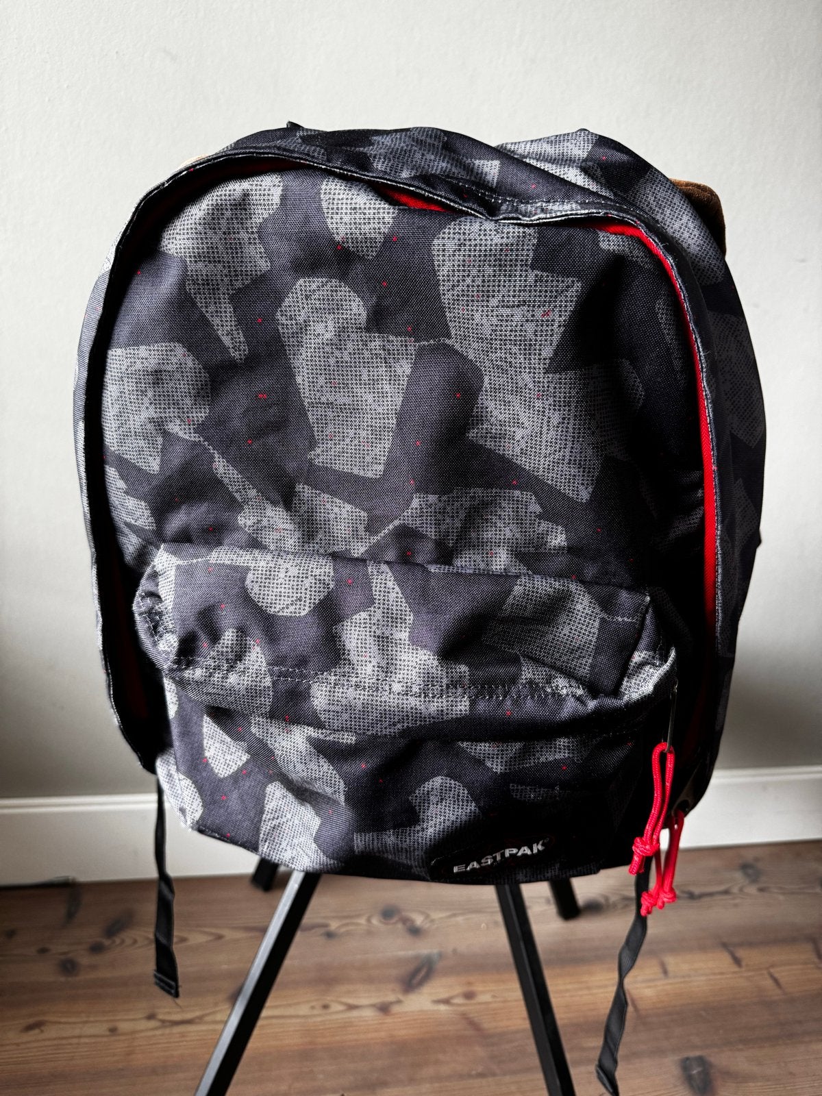 Eastpak rugzak met camouflageprint en rode ritsen, Ophalen of Verzenden, Zo goed als nieuw, 25 tot 40 cm, Eastpak
