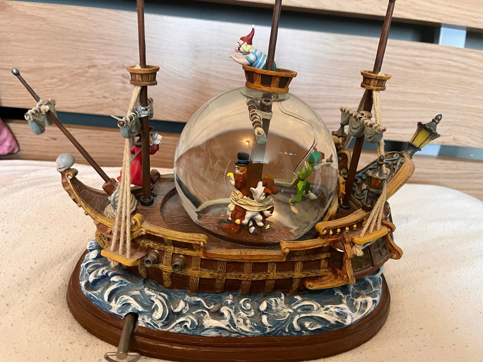 Disney Peter Pan Sneeuwbol "The Jolly Roger" met licht en ge, Verzamelen, Disney, Ophalen, Gebruikt