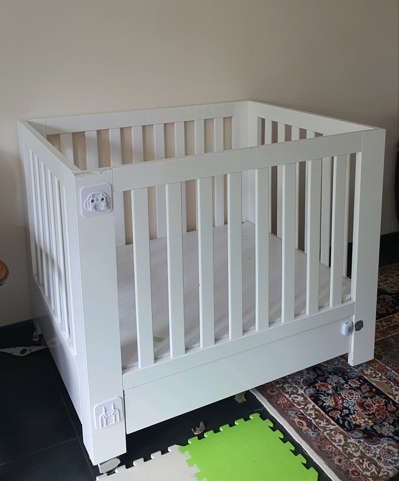 Babybox met lade, wieltjes en verstelbare hoogte, Ophalen, Zo goed als nieuw, Vierkant, In hoogte verstelbaar
