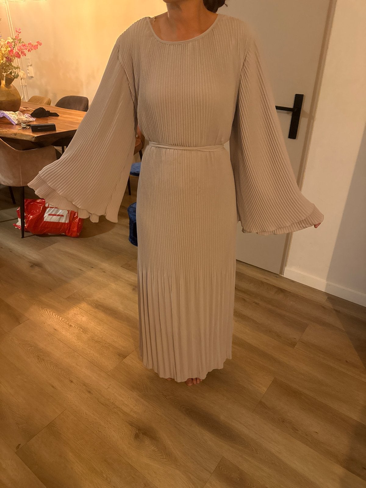 Beige geplooide maxi jurk met wijde mouwen, Beige, Zo goed als nieuw, Onder de knie, Ophalen