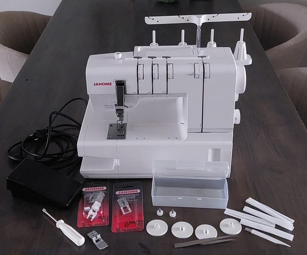 JANOME COVER PRO 2000 CPX, Hobby en Vrije tijd, Naaimachines en Toebehoren, Gebruikt, Naaimachine, Janome, Ophalen of Verzenden