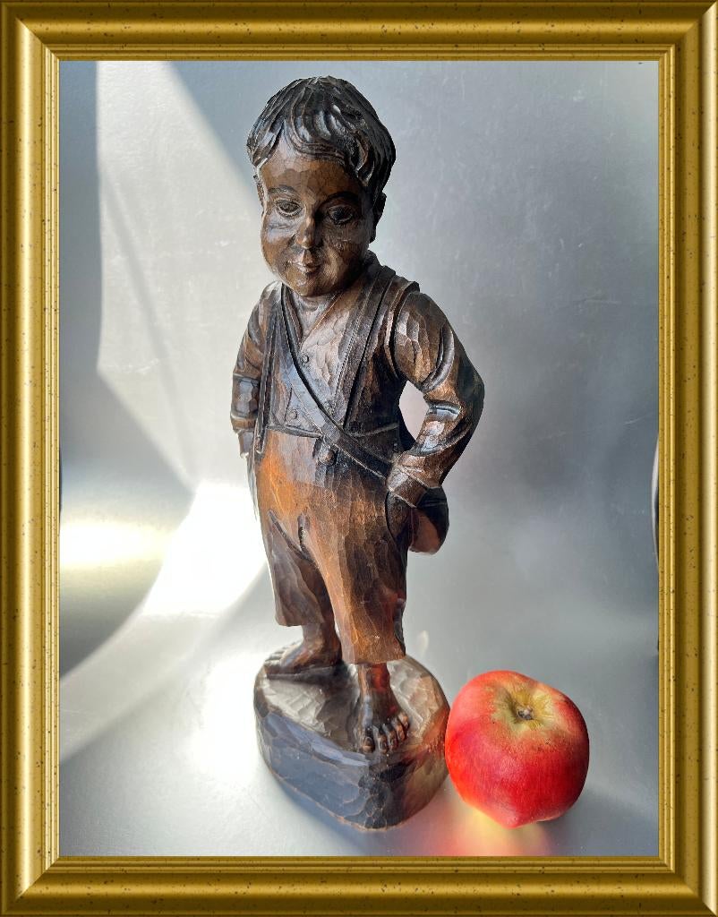 Spaans houtsnijwerk beeld: jongen met tas, Ouro, 34.5 cm, Antiek en Kunst, Ophalen of Verzenden