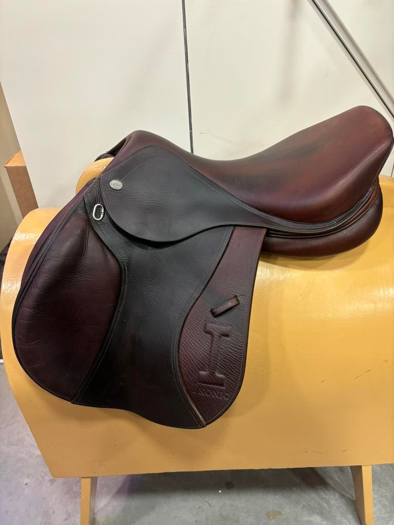 Diverse tweedehandse dressuur & spring zadels, Dieren en Toebehoren, Paarden en Pony's | Zadels, Ophalen of Verzenden, Nieuw, Dressuur
