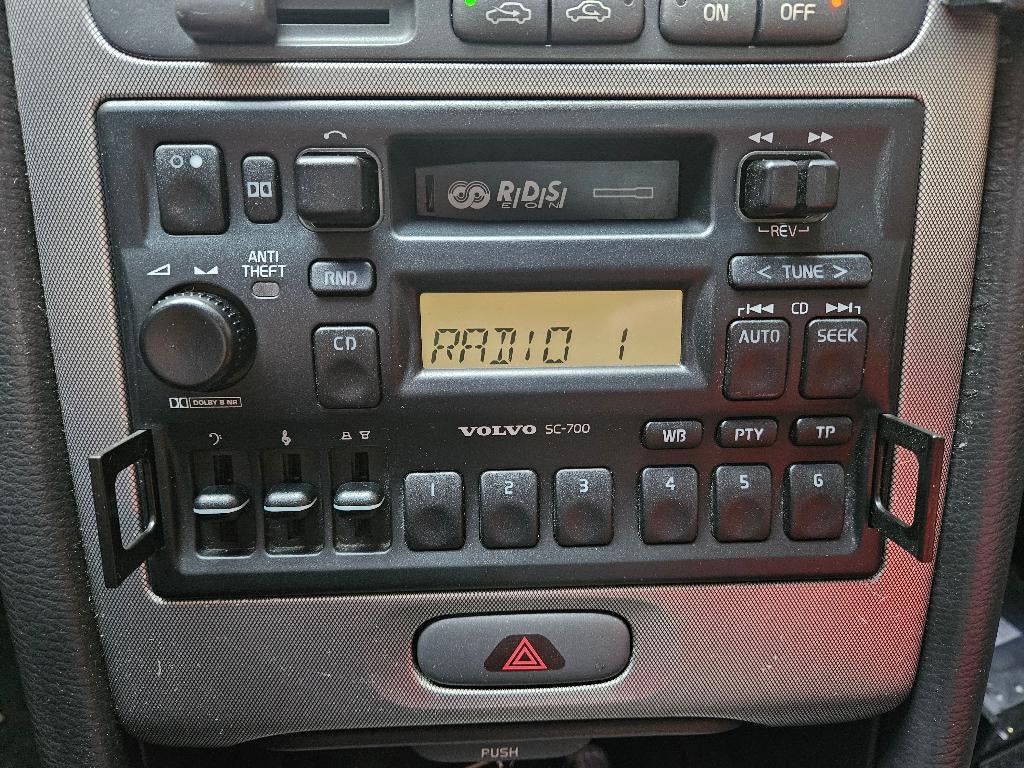 VOLVO 850 radio SC-700 (FM/cassette/cd-wisselaar) met code!, Ophalen of Verzenden, Gebruikt