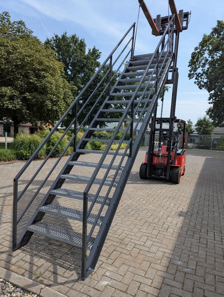Stalen trap, veel op voorraad, 140 tot 400 cm hoog, metalen, Doe-het-zelf en Verbouw, Ladders en Trappen, Ophalen, Gebruikt, Trap