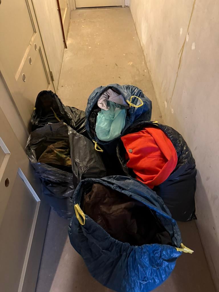 Kleding - 5 vuilniszakken, Ophalen, Zo goed als nieuw