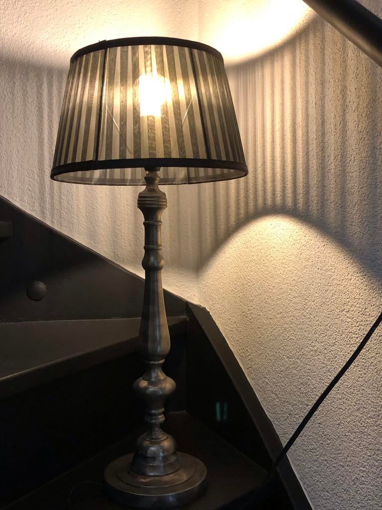 Zilverkleurige tafellamp met zwarte kap, Ophalen, Zo goed als nieuw, Metaal, 50 tot 75 cm