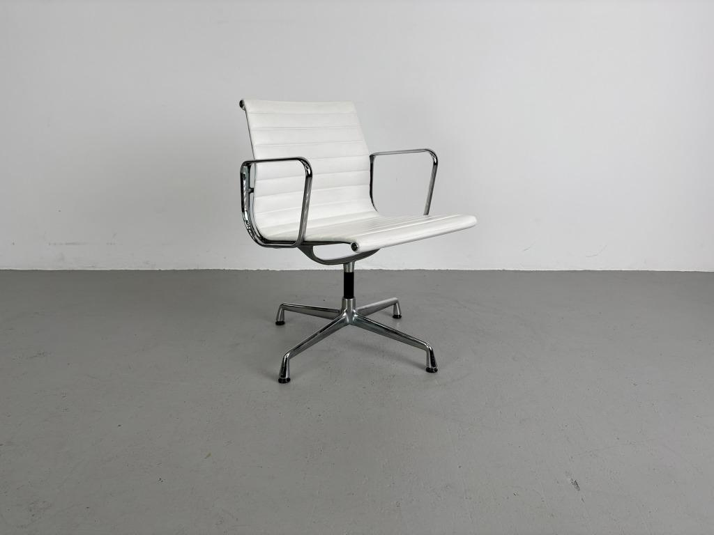 Vitra EA 108, Chroom, Snow White leer, Ophalen, Gebruikt, Wit, Leer