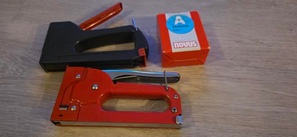 2x handtacker, 1x metaal en 1x kunststof incl nietjes, Ophalen of Verzenden, Zo goed als nieuw