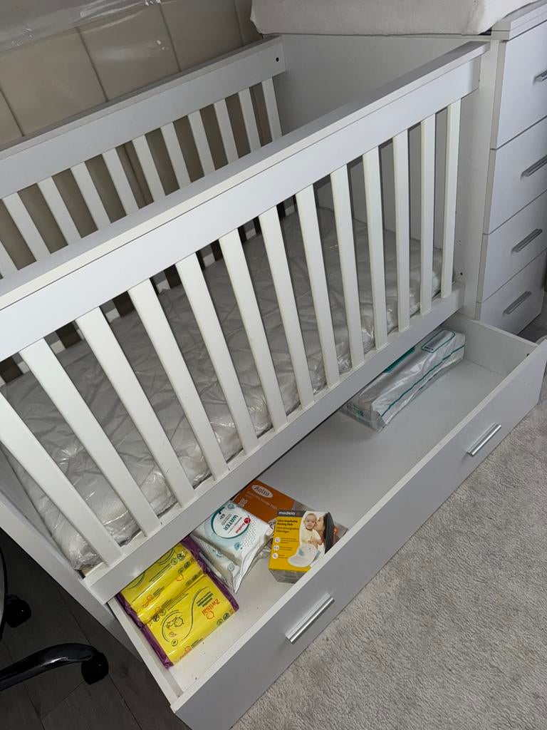Ledikant met commode, Kinderen en Baby's, Kinderkamer | Complete kinderkamers, Ophalen of Verzenden, Zo goed als nieuw, Jongetje of Meisje