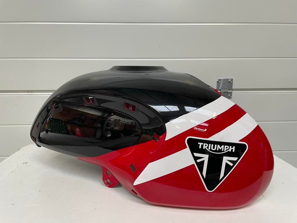 Triumph Trident 660 Tank Cover Zwart/Rood, Gebruikt, Rijksweg 96, Motor centrum rijen, Info@mcrijen.nl