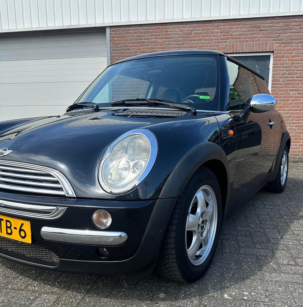 Mini Cooper chili 1.6 2003 Zwart+ Leer+Apk 2027+Xenon, Auto's, Voorwielaandrijving, 4 cilinders, Zwart, Leder