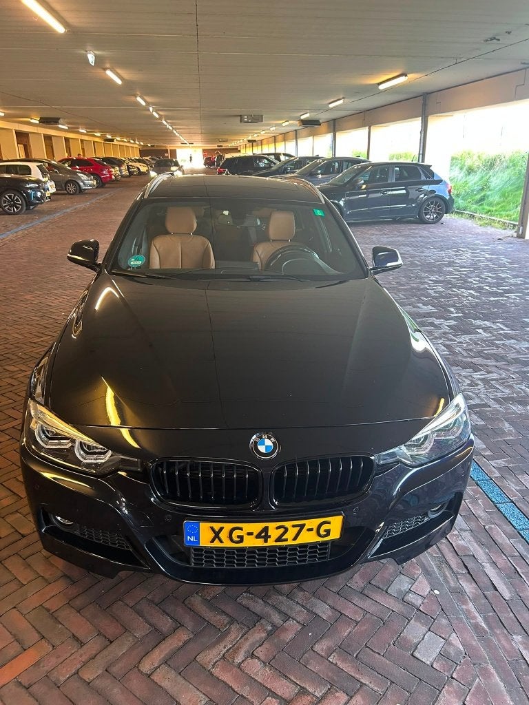BMW 3-Serie 320i 184pk Aut 2019 Saphire Schwarz - M-Pakket, Automaat, 1998 cc, Achterwielaandrijving, 1800 kg