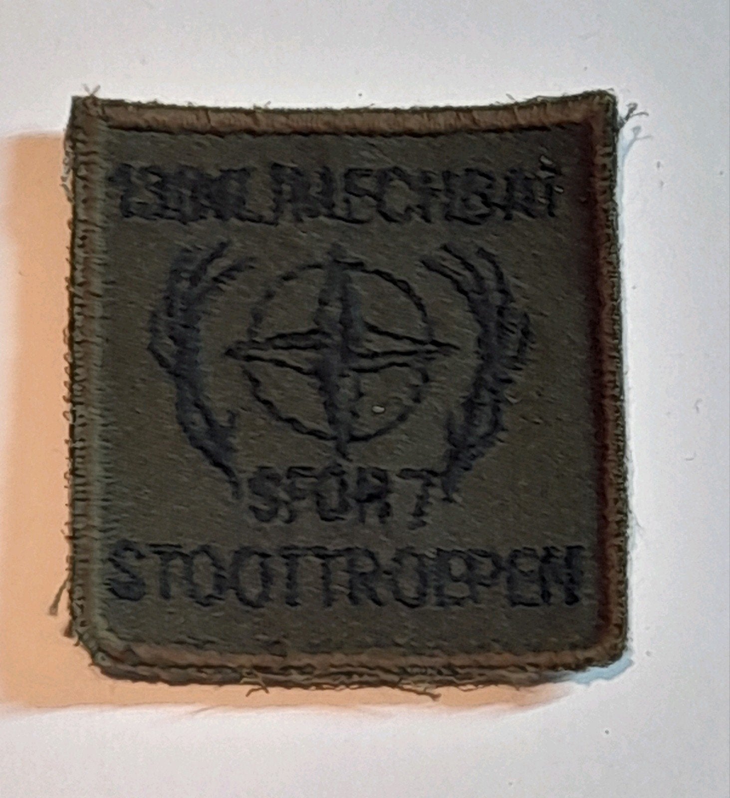 borstembleem uitzending SFOR 7 13 NL MECHBAT STOOTTROEPEN, Ophalen of Verzenden, Landmacht, Nederland, Embleem of Badge