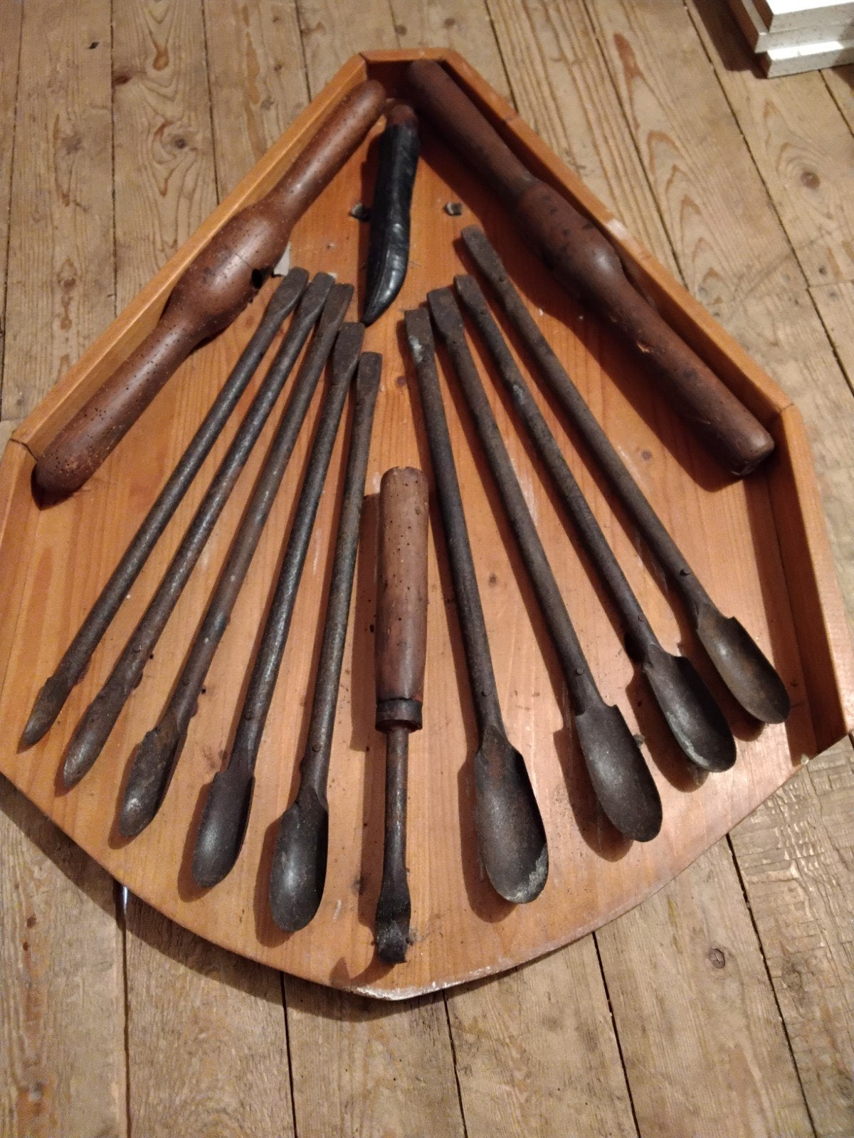 Oud klompenmakerij gereedschap, Ophalen
