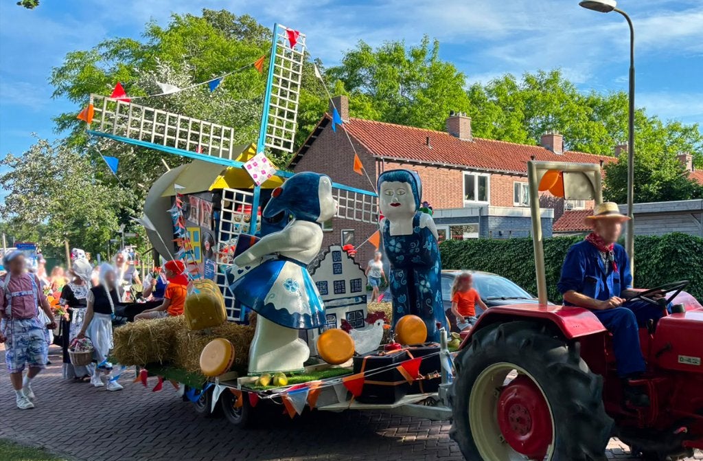 Unieke Hollandse optochtwagen incl. kleding!, Ophalen of Verzenden, Gebruikt, Versiering, Oranje of Koningsdag