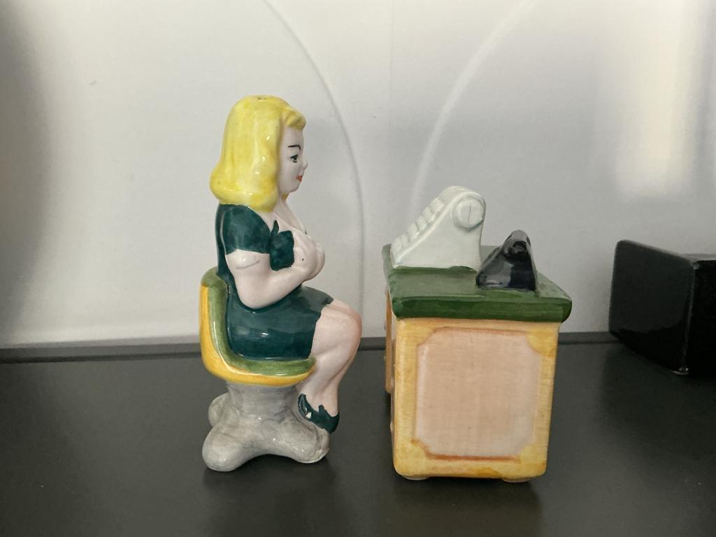 Vintage Zout- en Peperstel: Secretaresse aan Bureau, Verzamelen, Beelden en Beeldjes, Ophalen of Verzenden, Gebruikt, Mens