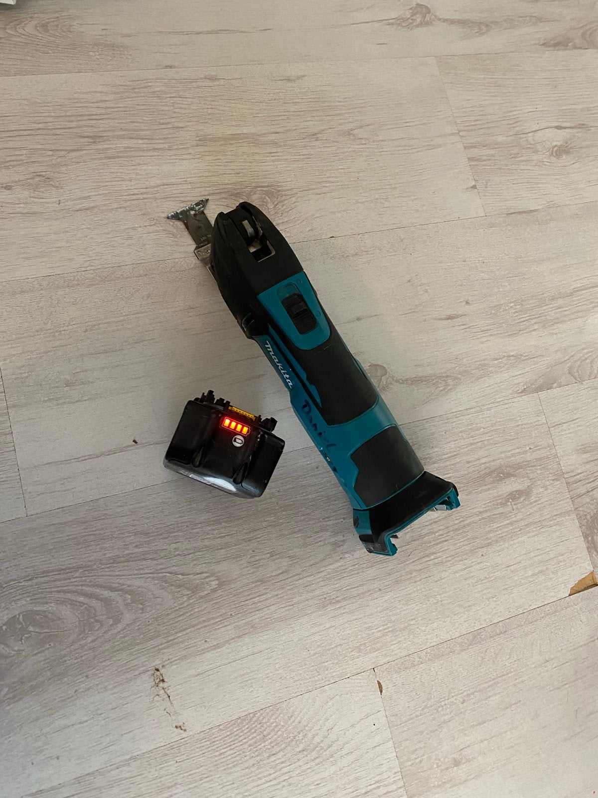 Makita Multitool DTM51Z met 6.0Ah accu, Minder dan 30 mm, Gebruikt, Overige typen, 600 tot 1200 watt