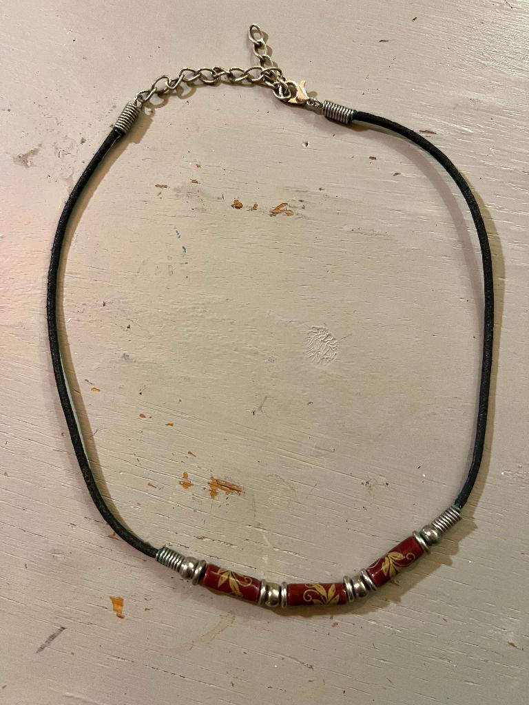 Vintage leren veter ketting bruine bewerkte glaskralen boho, Bruin, Ophalen of Verzenden, Zo goed als nieuw, Overige materialen
