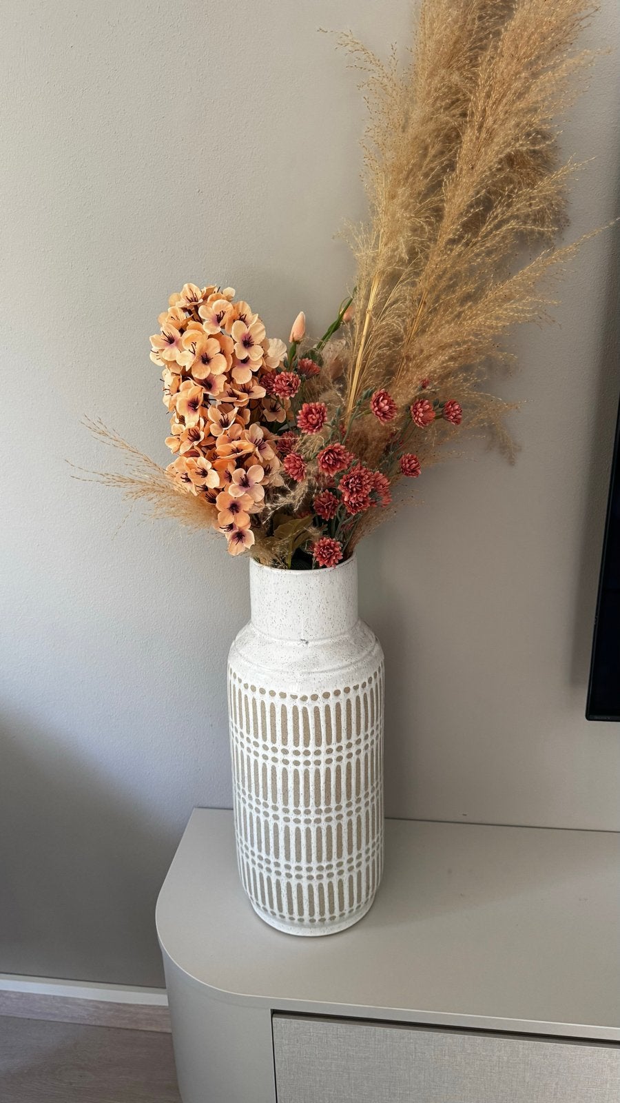 JYSK Vaas GUSTAF Ø18xH47 cm wit met patroon, Wit, Ophalen of Verzenden, Zo goed als nieuw, Geschikt voor droogbloemen