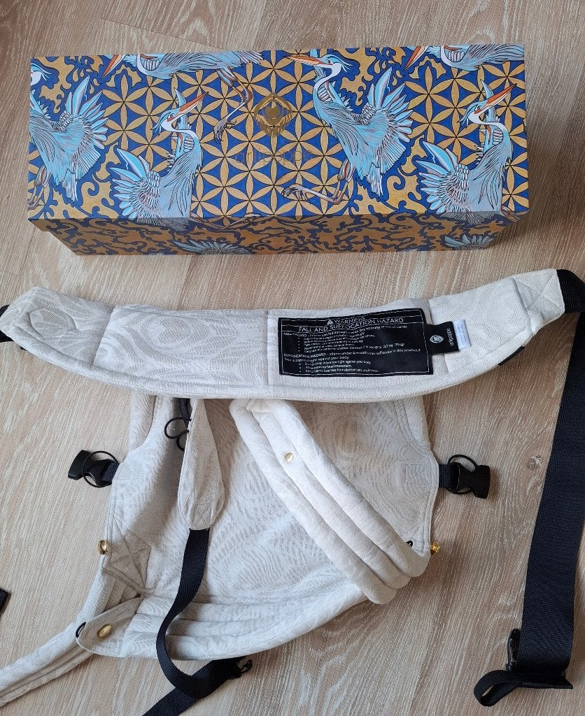 Artipoppe draagzak beige met ingeweven pauwenveer printje, Buik of Rug, Zo goed als nieuw, Draagzak, Ophalen
