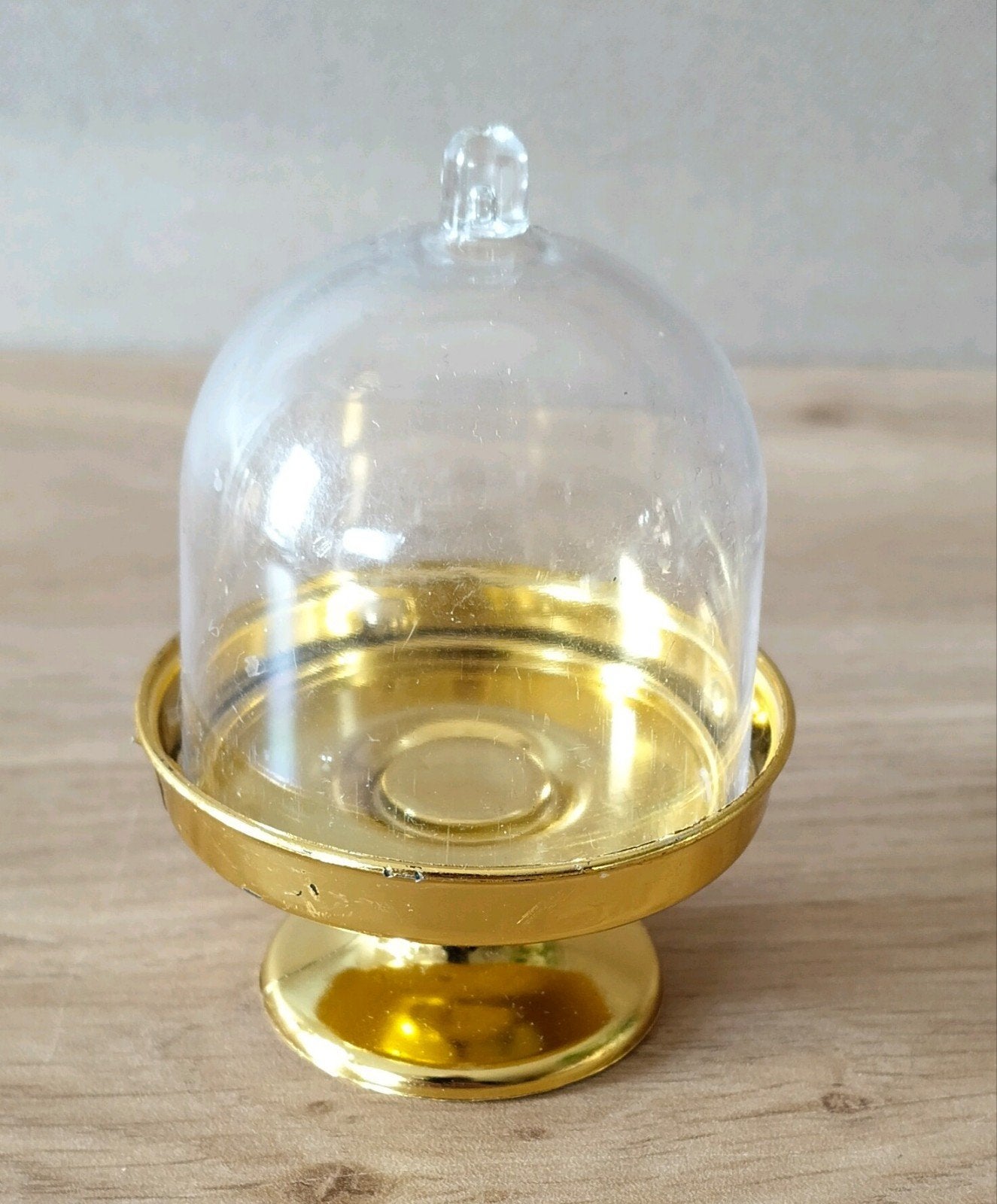 Mini gouden etagere met stolp-Poppenhuis-Cadeauverpakking, Verzenden, Nieuw, Goud, Kunststof