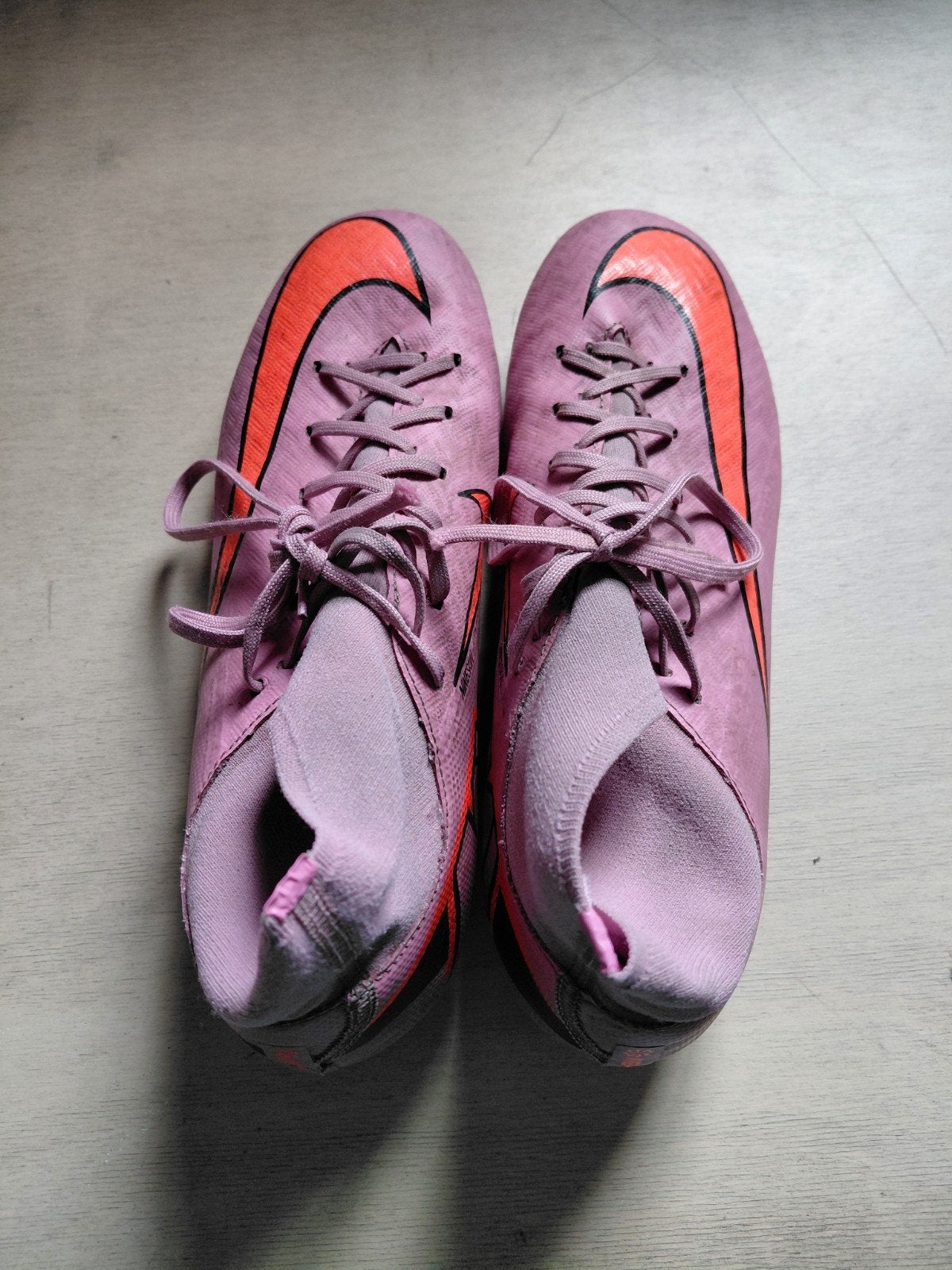 Nike Mercurial Voetbalschoenen - Roze/Oranje, Gebruikt, Maat XS of kleiner, Schoenen, Ophalen of Verzenden