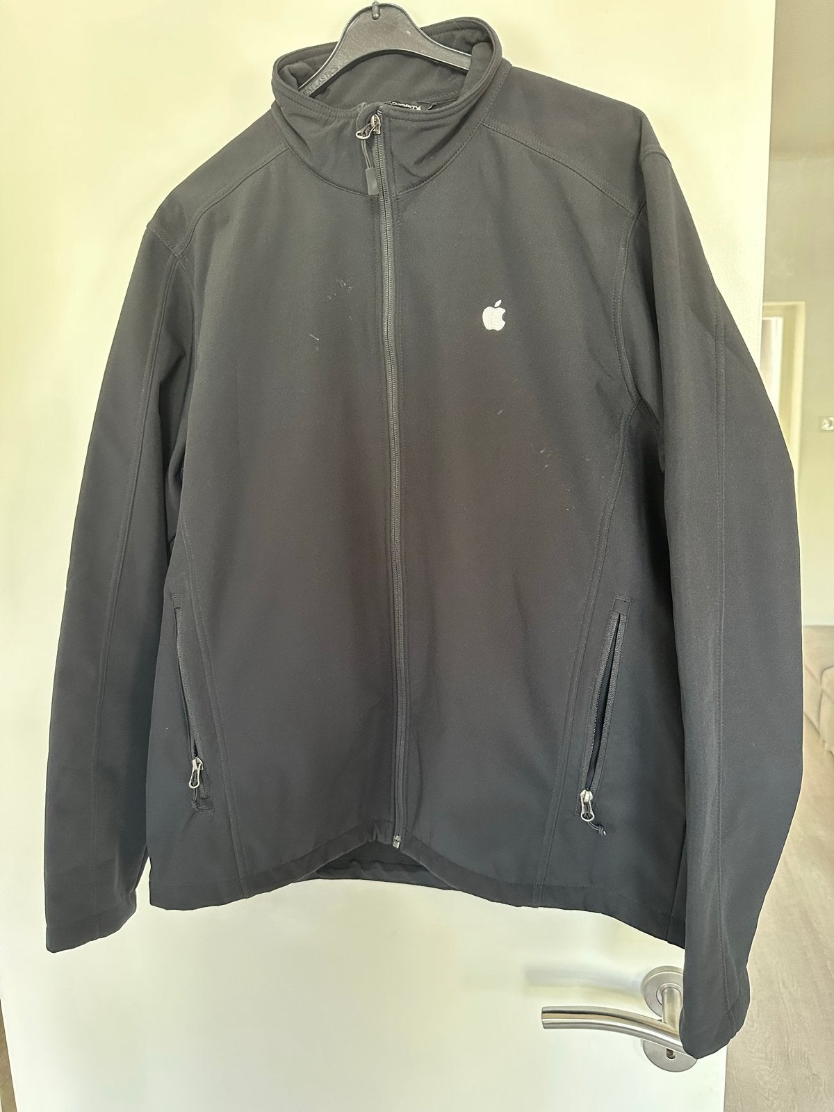 Apple Softshell Jas Zwart - Maat L, Ophalen of Verzenden, Gedragen, Maat 52/54 (L), Zwart