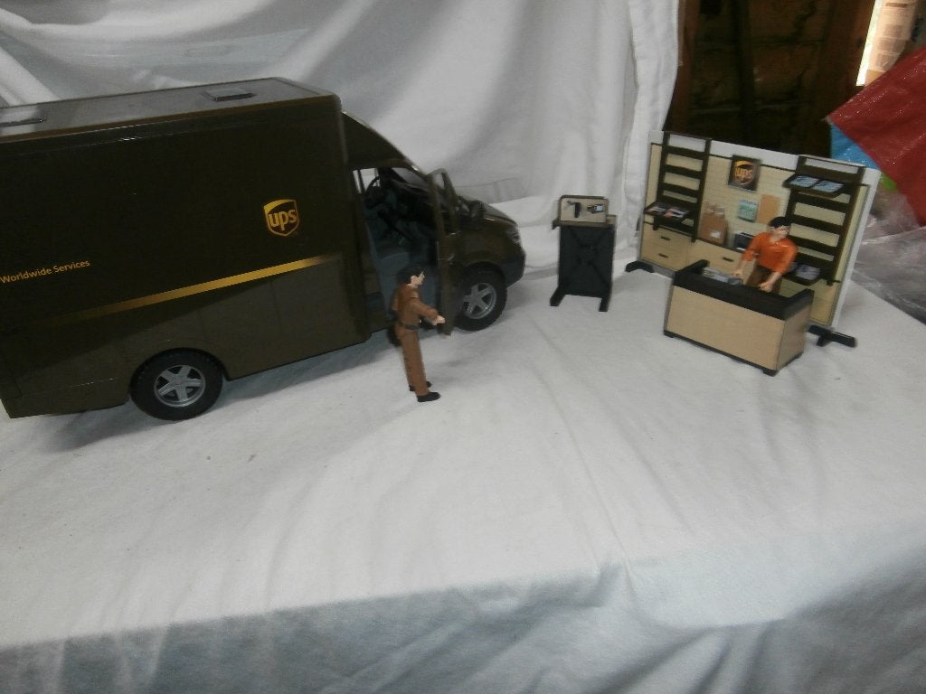 Bruder Mercedes UPS bus en UPS winkel met speelfiguren, Ophalen, Zo goed als nieuw