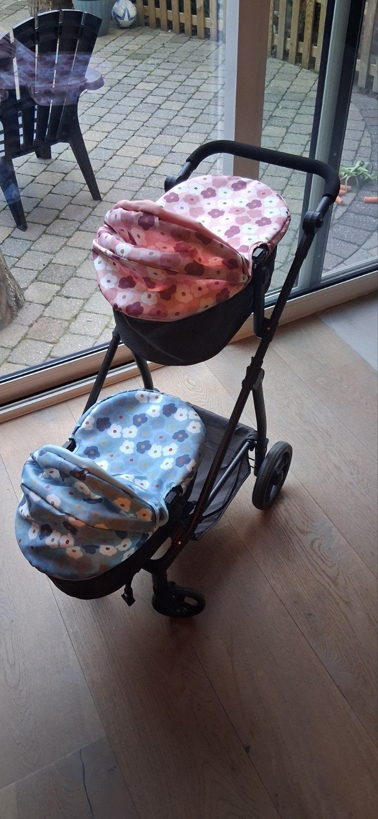 Leuke tweeling poppenwagen voor uren speelplezier, Ophalen, Zo goed als nieuw, Kinderwagen, Verstelbare duwstang