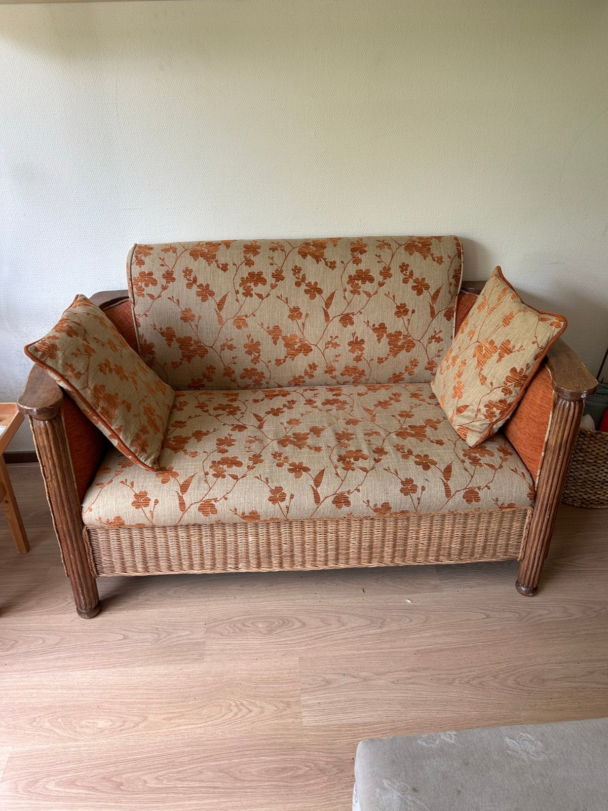 Vintage rotan bankje met bloemenprint - 2-persoons, Huis en Inrichting, Gebruikt, Tweepersoons, Ophalen of Verzenden, Minder dan 150 cm