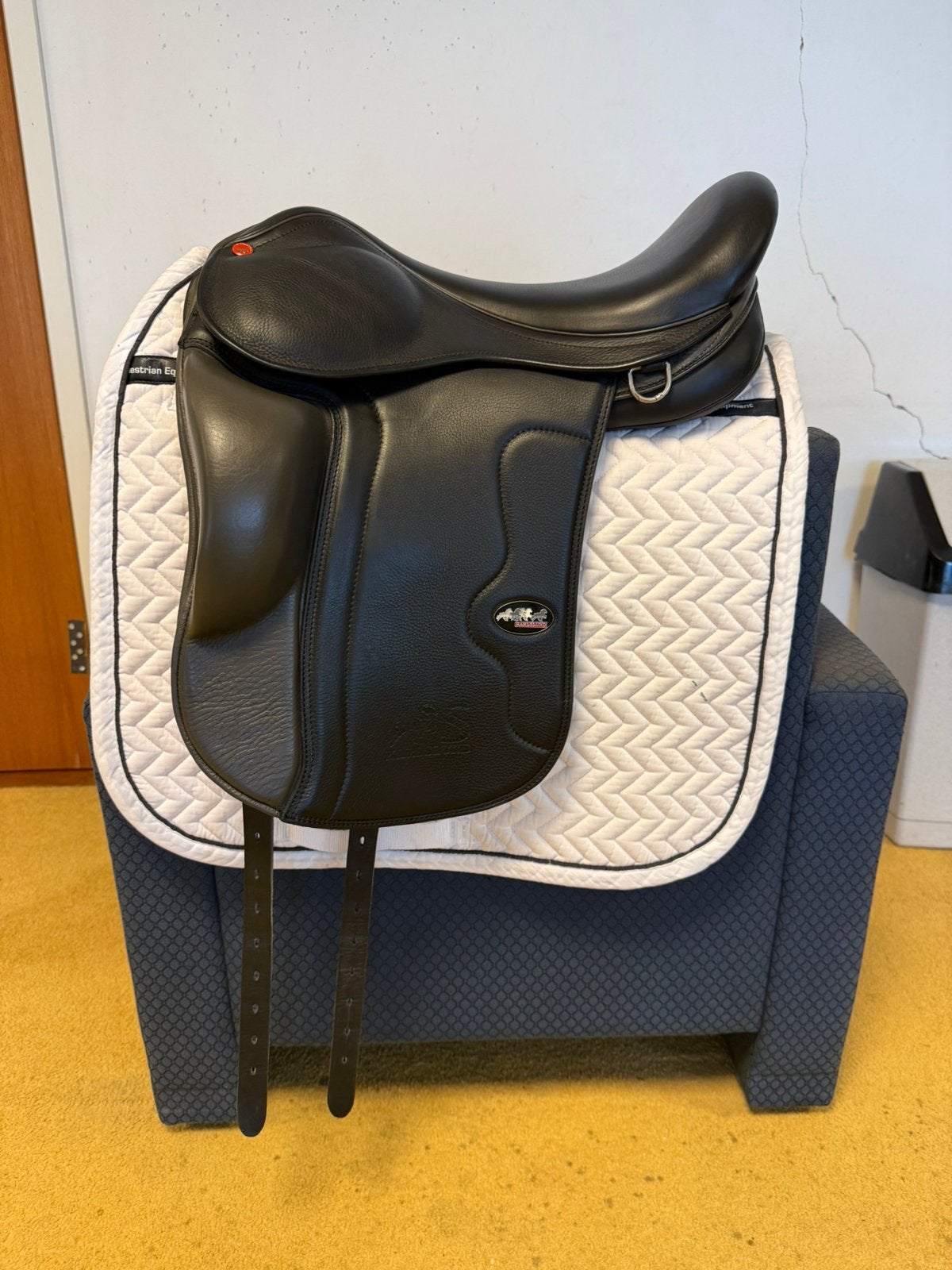KARLSLUND S 17 inch Dressuurzadel A ZGST IJslanderzadel!, Dieren en Toebehoren, Kniewrongen, Dressuur, Overige merken, M (17 inch)