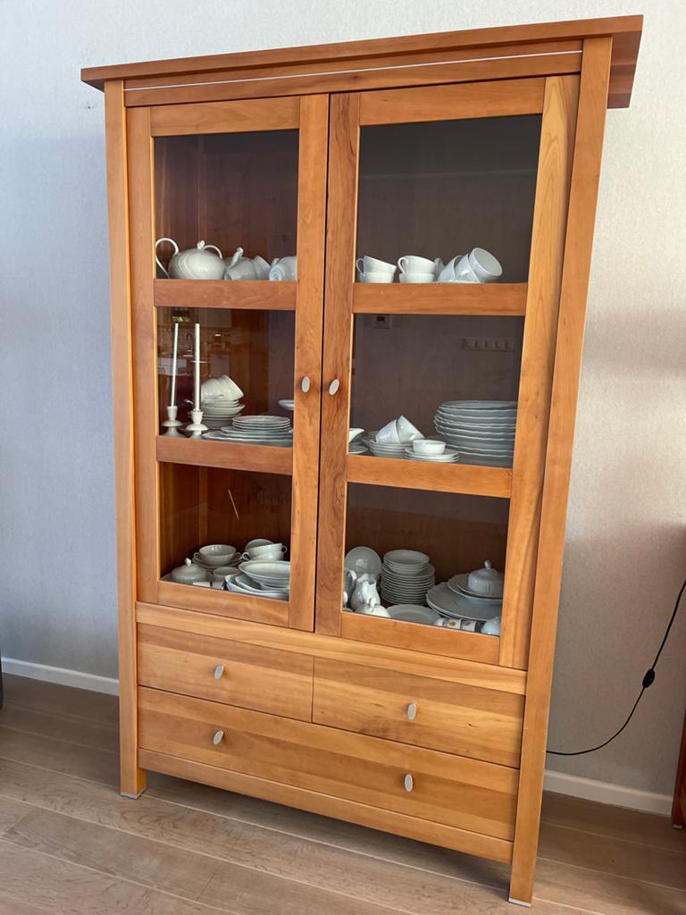 Vitrinekast, massief kersenhout met glazen deuren en lades, Huis en Inrichting, Ophalen, 100 tot 150 cm, 200 cm of meer, Zo goed als nieuw