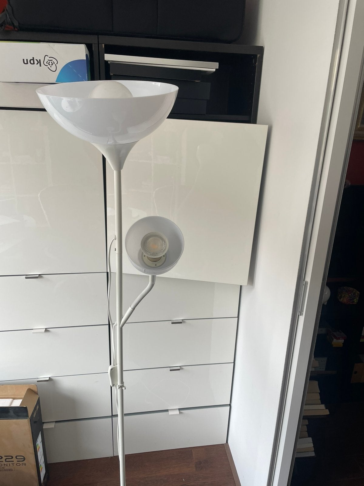 IKEA witte vloerlamp met leeslamp - Modern design, Huis en Inrichting, Lampen | Vloerlampen, Ophalen, Gebruikt, Metaal, 150 tot 200 cm