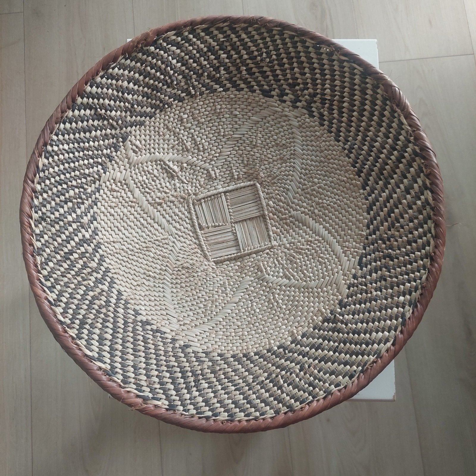 Decoratieve rieten schaal/mand, handgemaakt, Ophalen of Verzenden, Nieuw, Rond, Riet