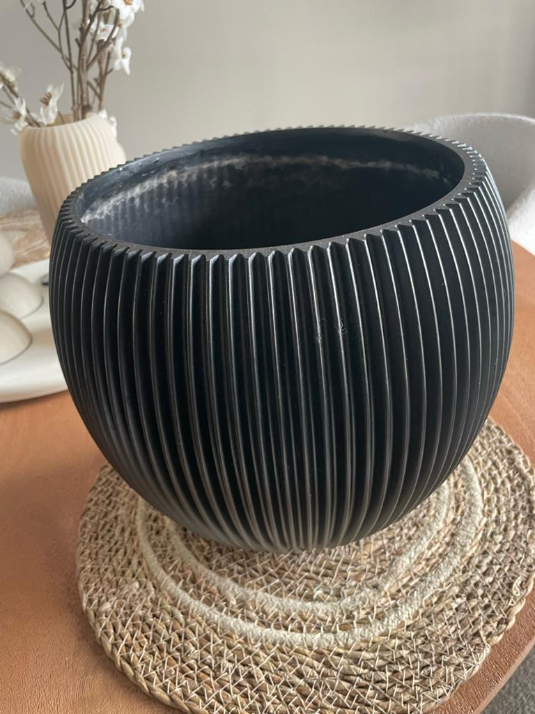 Stijlvolle zwarte bloempot met ribbels - Modern design, 25 tot 40 cm, Overige materialen, Rond, Binnen