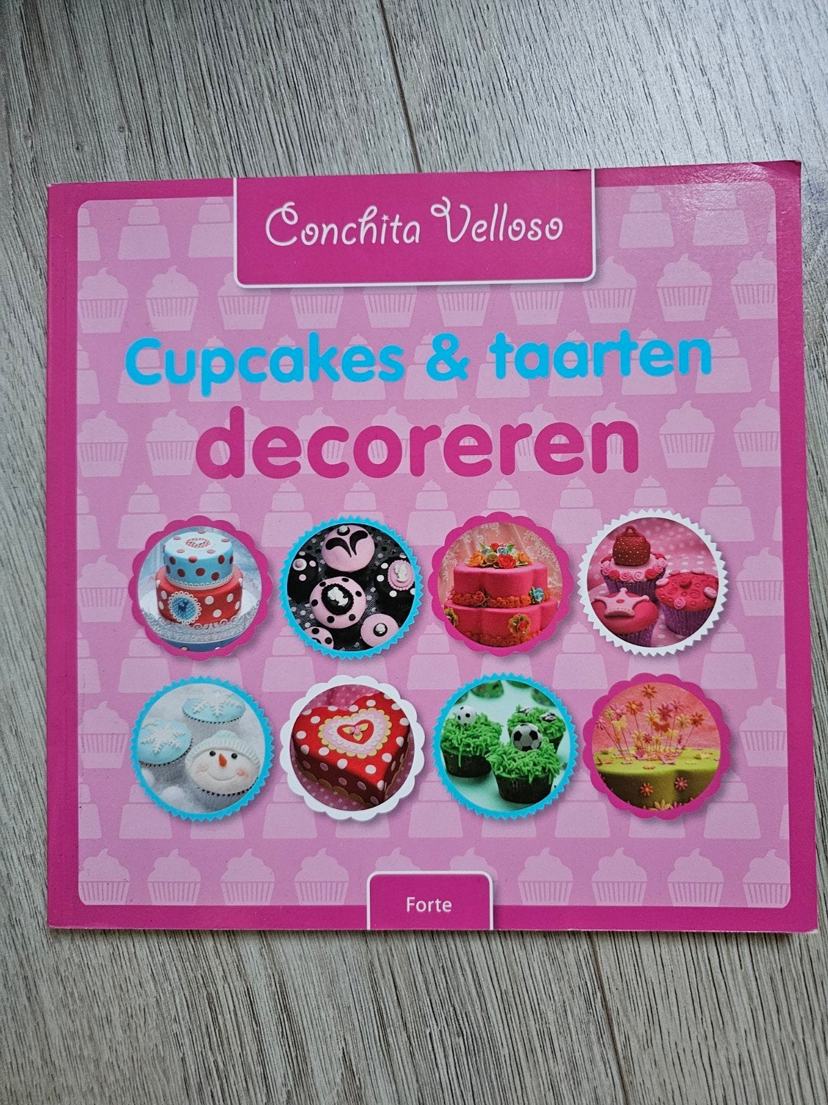 Cupcakes & taarten decoreren - Conchita Velloso, Taart, Gebak en Desserts, Ophalen of Verzenden, Overige gebieden, Conchita Velloso