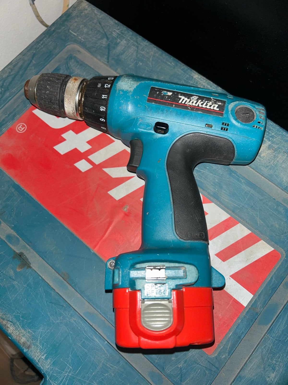 Makita Boor- en Schroefmachine met oplader en koffer, Doe-het-zelf en Verbouw, Ophalen, Gebruikt, Variabele snelheid, Boor- en Schroefmachine