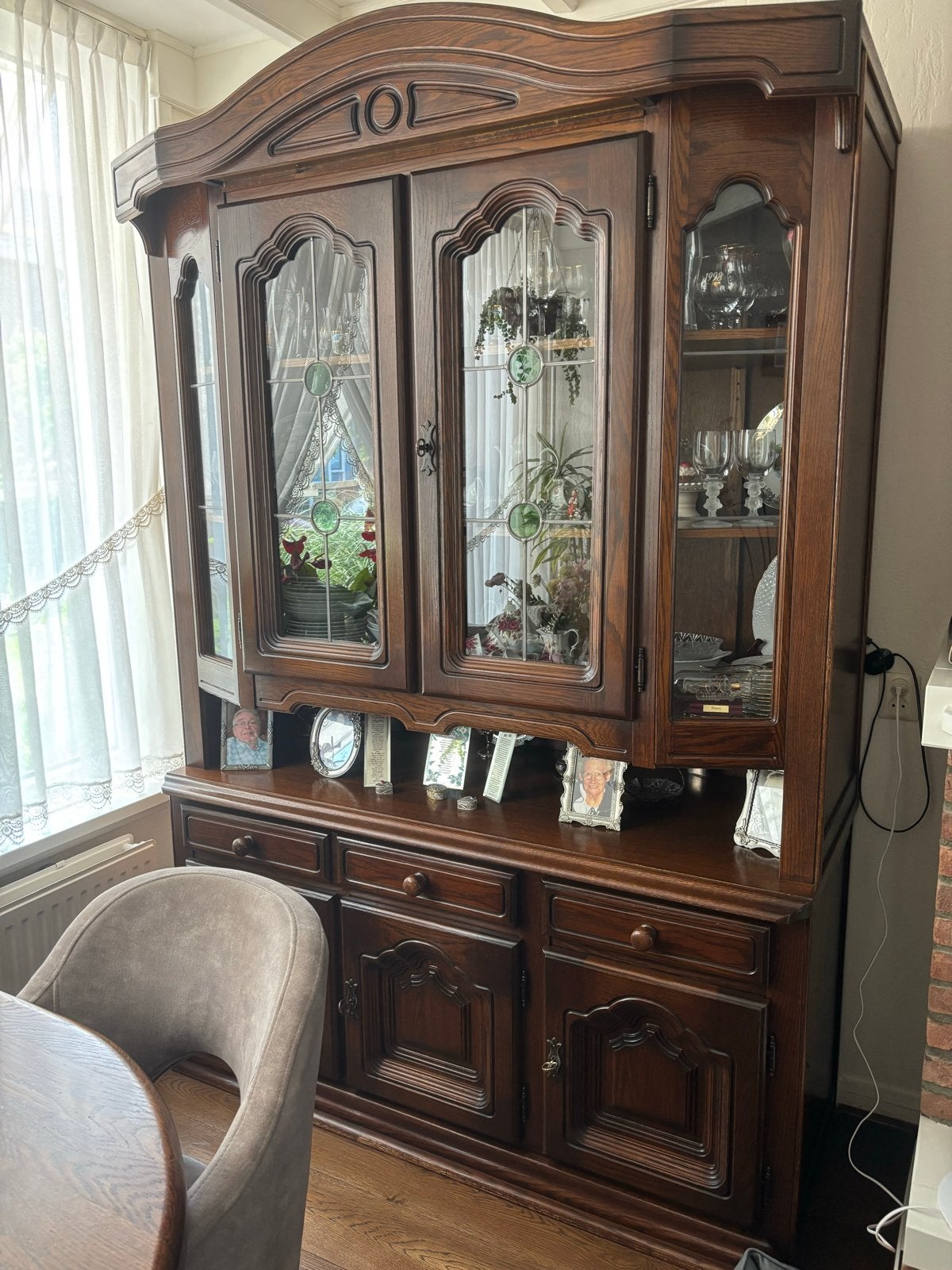 Massief eikenhouten vitrinekast met glas-in-lood, Huis en Inrichting, Kasten | Buffetkasten, Gebruikt, 200 cm of meer, 150 tot 200 cm