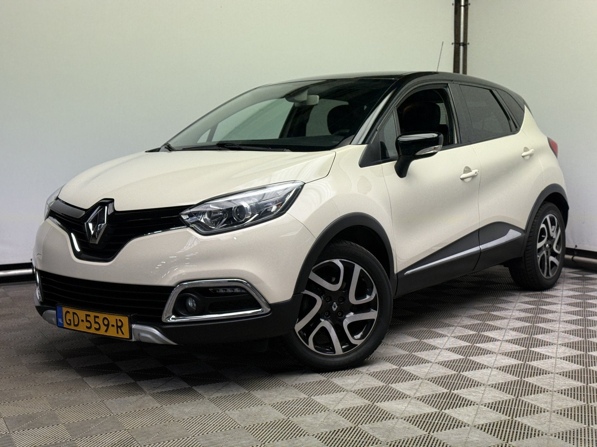Renault Captur 1.2 TCe Helly Hansen Camera ECC LM17 NL Auto, Auto's, Euro 5, 4 cilinders, Met garantie (alle), Leder en Stof