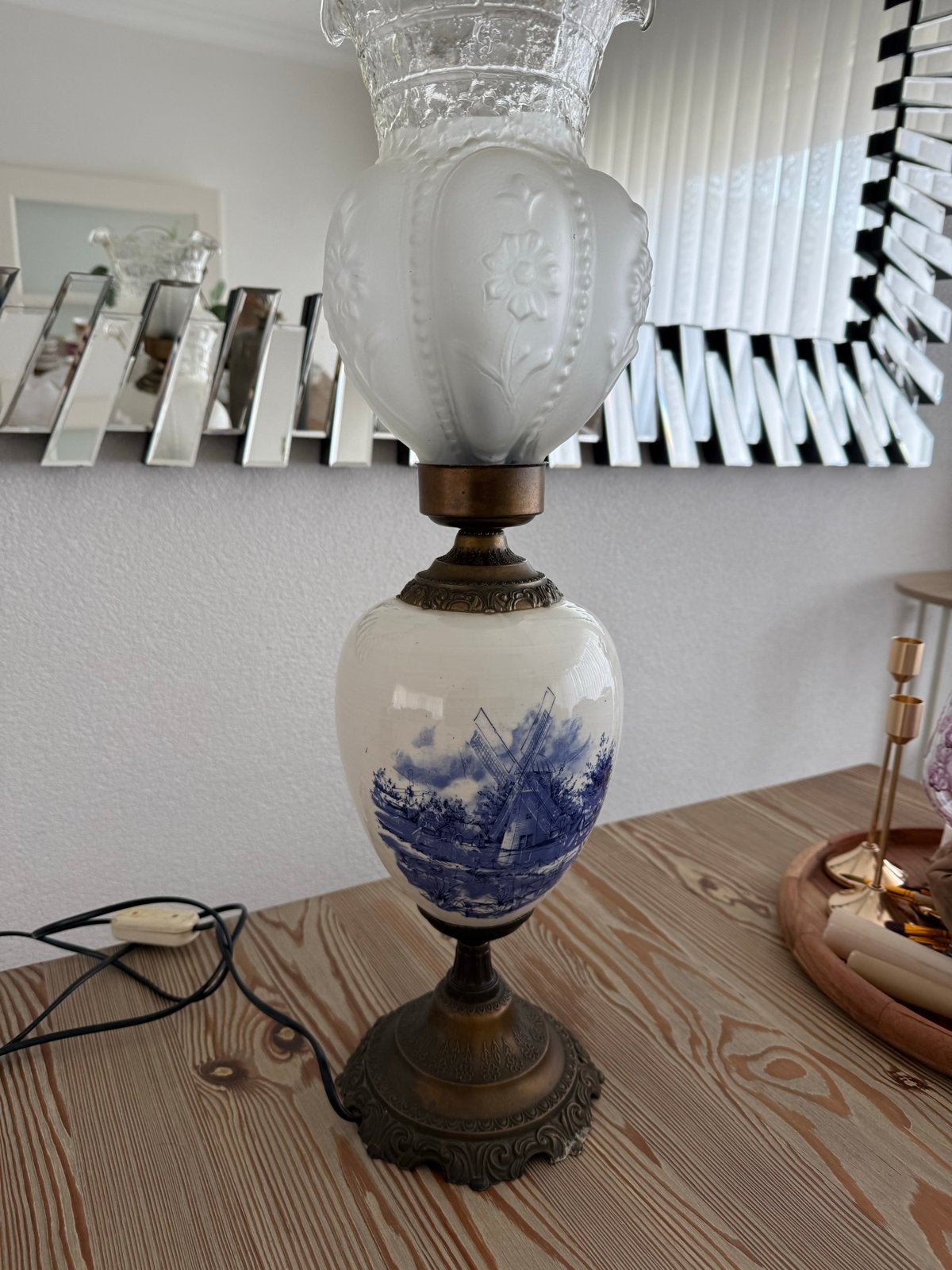 Vintage tafellamp met Delfts blauw decor en glazen kap, Antiek en Kunst, Ophalen of Verzenden