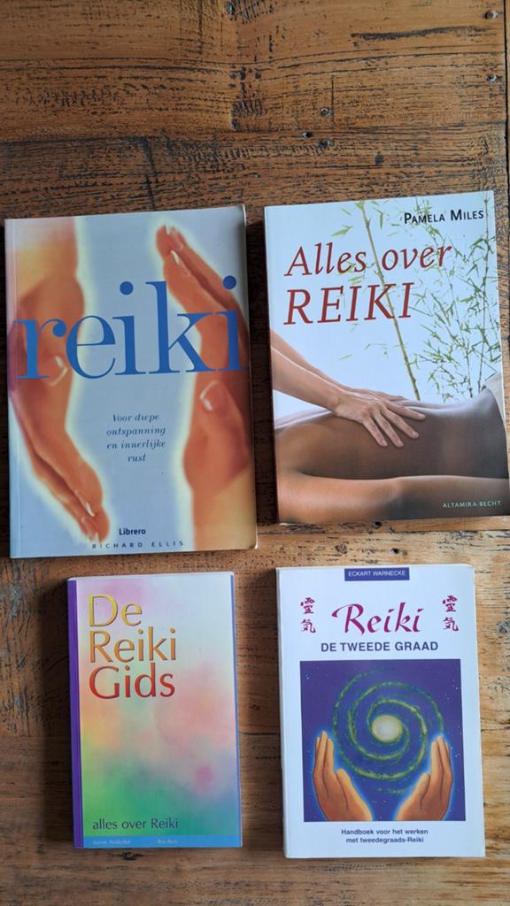 4 verschillende Esoterie / Reiki boeken, Ophalen of Verzenden, Zo goed als nieuw, Spiritualiteit algemeen, Overige typen