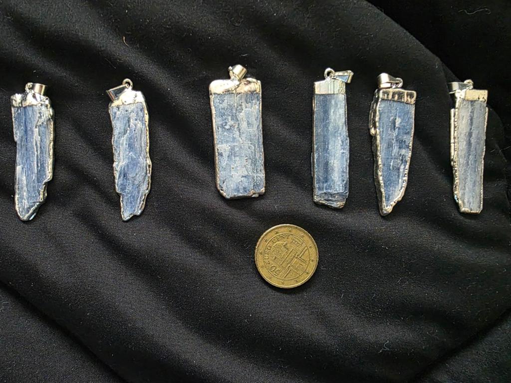 Kyanite Hanger - Blauwe Kyanite natuursteen. 15€ per stuk, Ophalen of Verzenden, Nieuw, Blauw, Steen of Mineraal