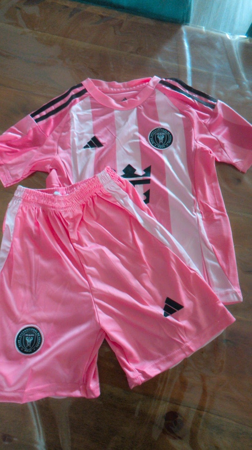voetbaltenues voor kinderen 2 voor 45 euro, Maat XS of kleiner, Ophalen of Verzenden, Nieuw, Set