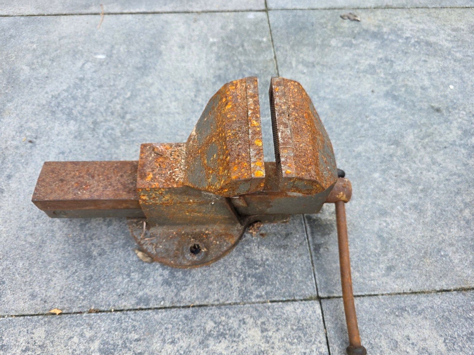 Vintage handboor, bankschroef en slijpmachine